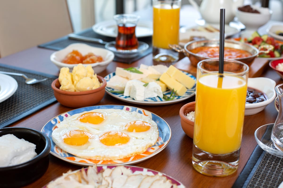 Frühstücksbuffets in der Gastronomie mikrobiologisch gut, oft fehlt aber der Spuckschutz